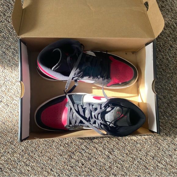 Air Jordan 1’s MID - Picture 2 of 4